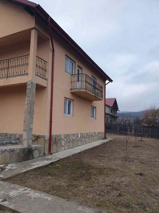 Vând casă și teren