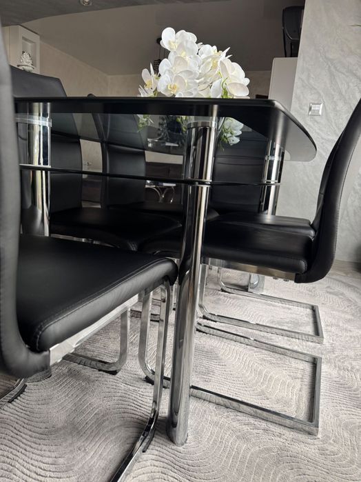 Стъклена трапезна маса и столове