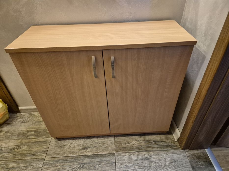 Употребявани шкафове, с по 3 рафта. Лично взимане.