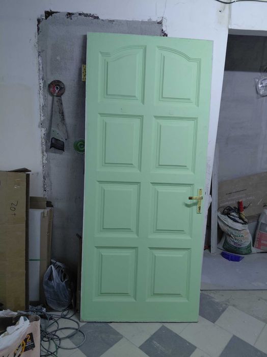 2 двери из дерева с коробками