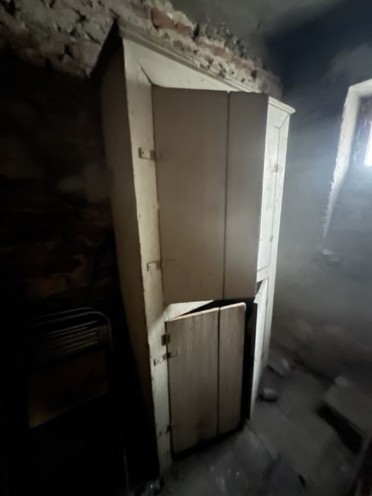 Подаряват се 2 шкафа и 2 бюра