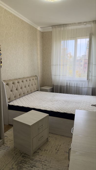 Продам комплект спальный (кровать и тумбы)