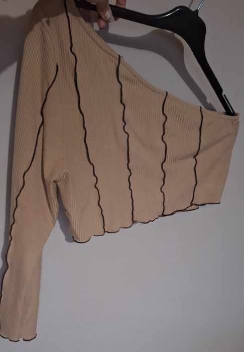 Екстравагантна къса блуза с един ръкав