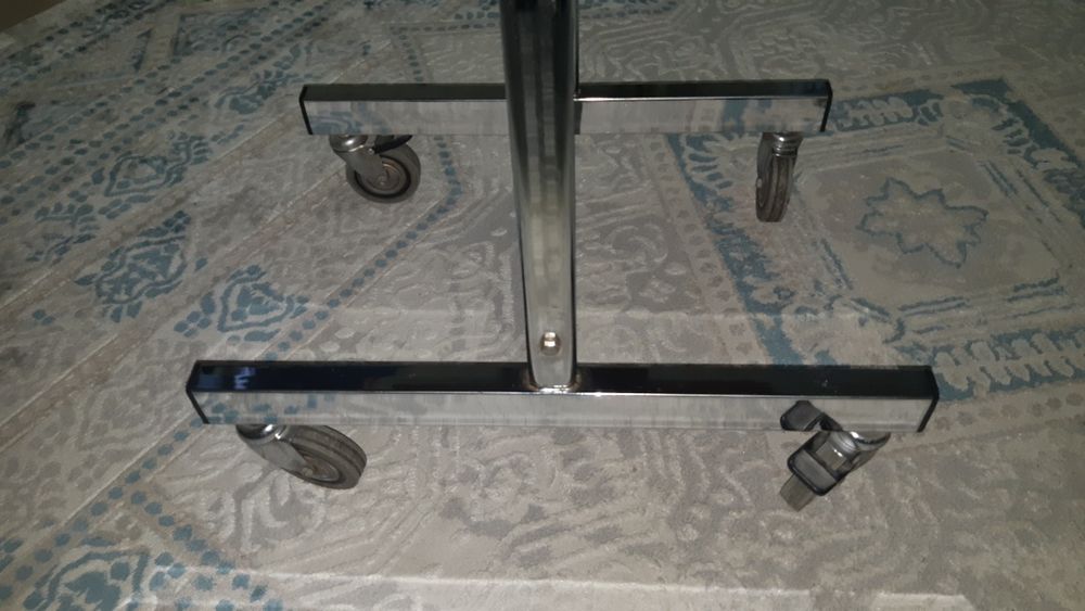 Мини стол на колесах