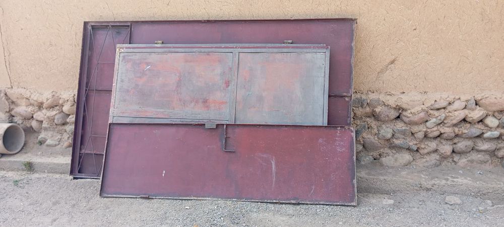 Temir darvoza srochna sotiladi