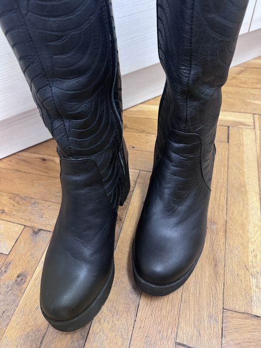 Продавам женски черни ботуши от естествена кожа