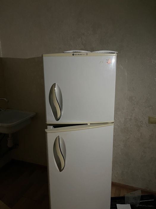 Холодильник с микроволновкой