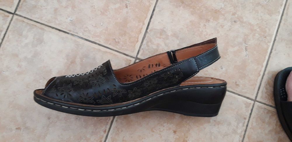 Удобни и елегантни черни сандали на платформа с нисък ток 5 см, № 40