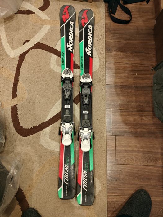 Детски ски, обувки, каска и щеки комплект.