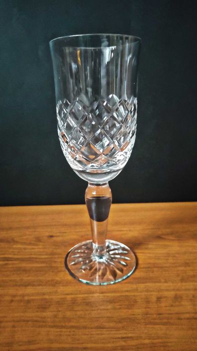 5 бр.масивни кристални чаши за вино с красива  ръчна гравюра