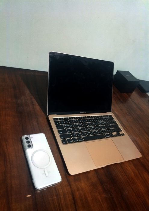 MacBook M1 air ideal ni holatda ishlashi zo'r hech qanaqa aybi yo'q