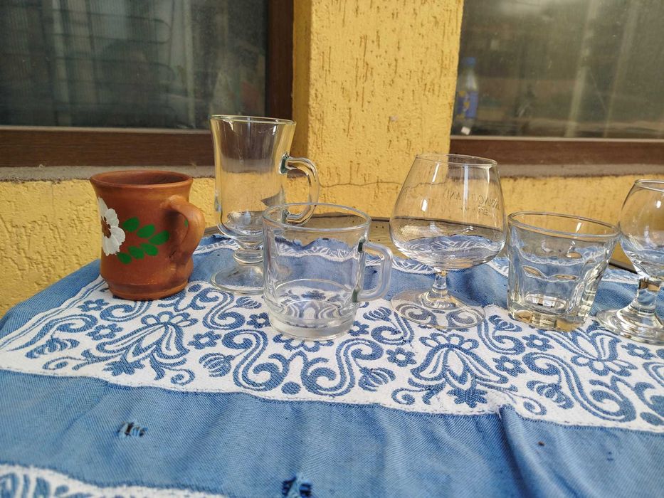 Vand vesela: farfurii, platouri, pahare, carafe, ghivece