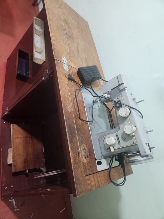 Старая швейная машинка рабочая