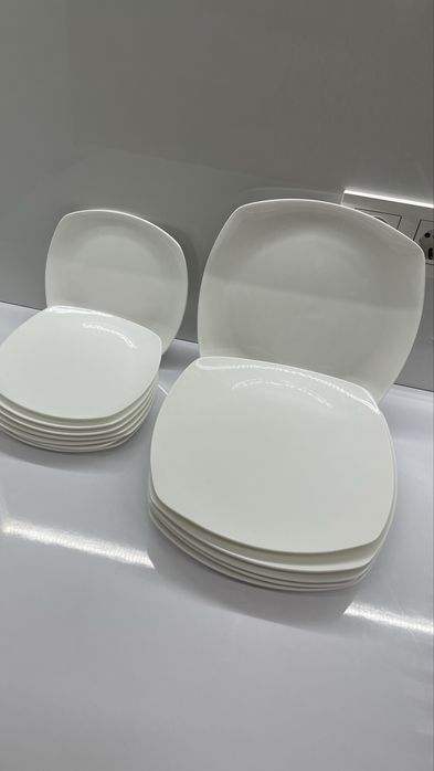 Тарелки фарфоровые.