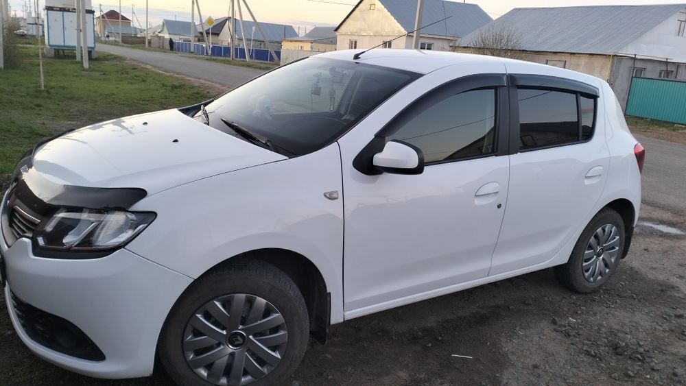 Автомобиль Рено сандеро