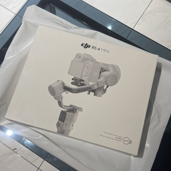 Sony ZV E10 va DJI RS 4 mini