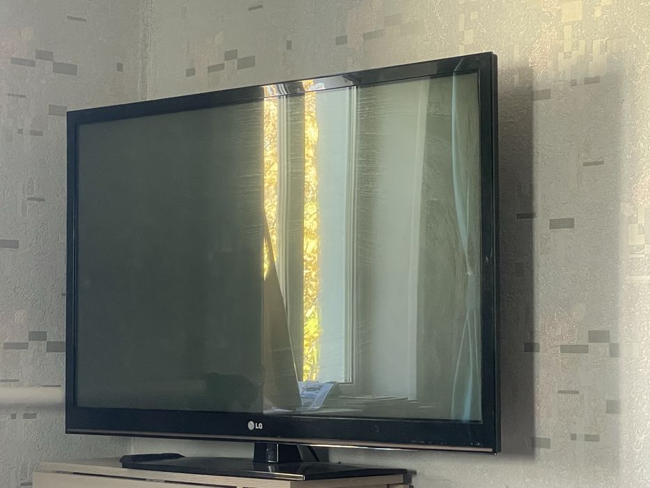 Телевизор LG, диагональ 109см, без поддержки smarta