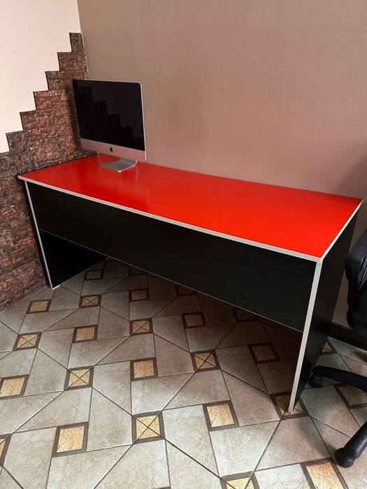 Офисные столы красные