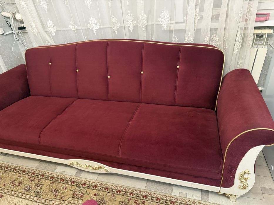Продам диван красивый из дерева.