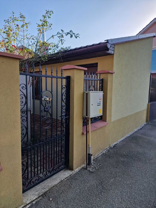 Apartament de inchiriat la casă 2 camere intrare separata Ronat