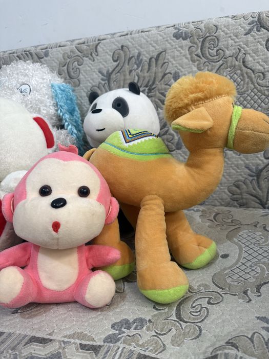 Игрушки и кукла, которую надо одевать