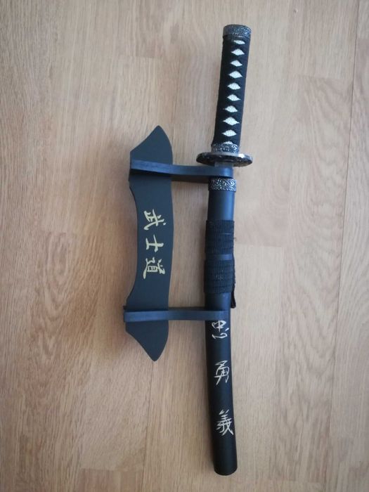 Vand sabie japoneză cu suportul din lemn