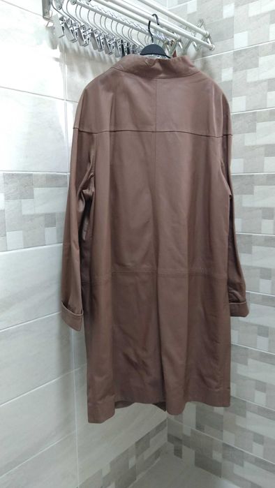 Дамско елегантно 3/4 манто от висококачествена лицева кожа с подплата.