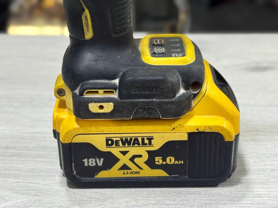 Акумулаторен ударен гайковерт DeWalt DCF922 с батерия 5Ah