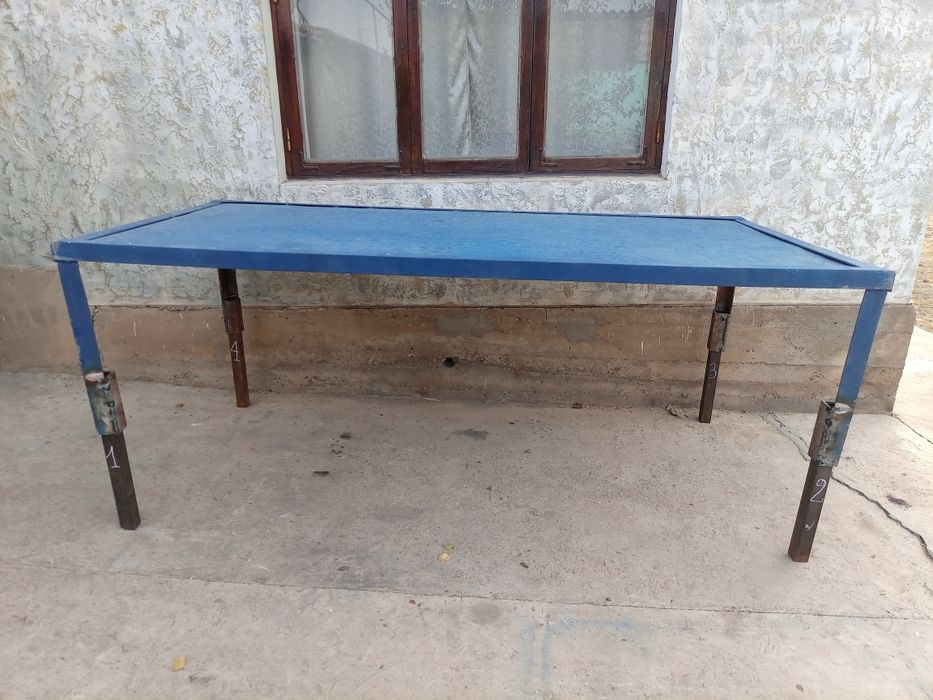 Кровать + стол .