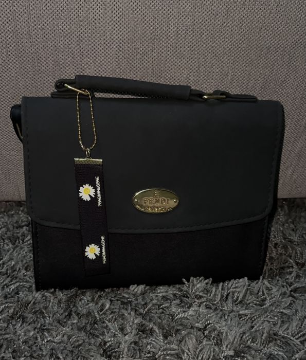 Отдам сумку за шоколадку.