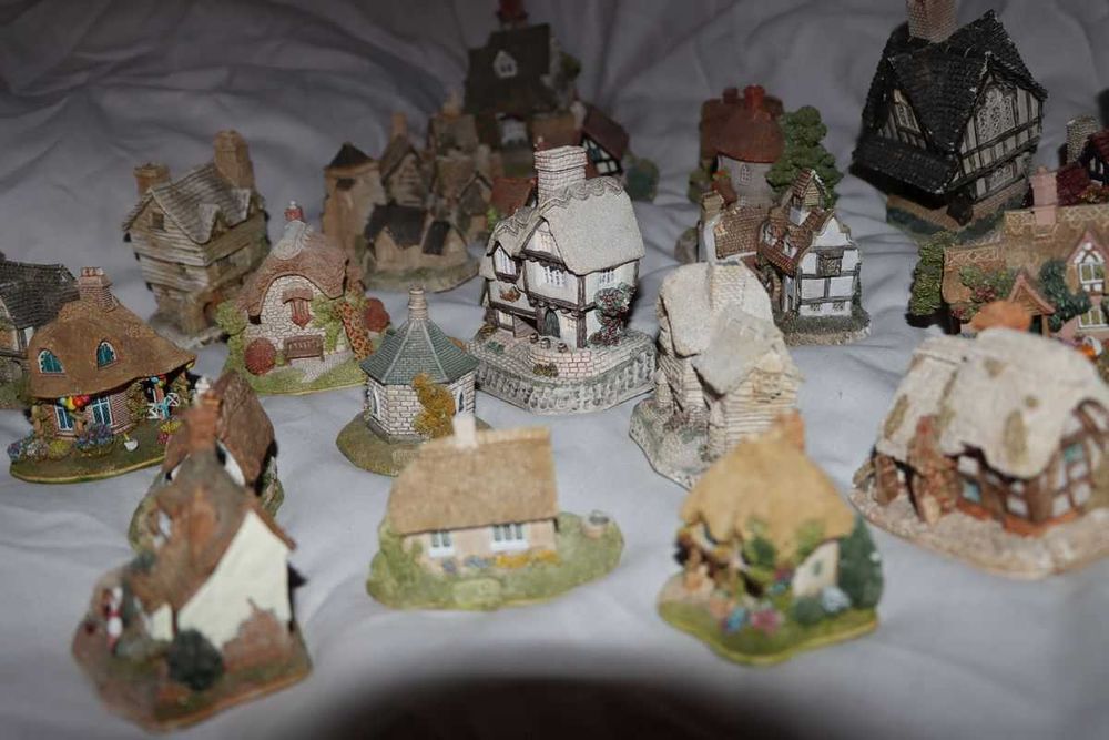 Прекрасна колекция ръчно изработени английски къщички David Winter