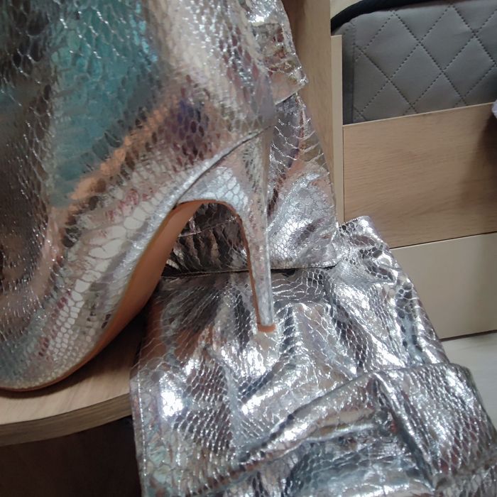 Атрактивни ботуши сребърен цвят .Без никакви забележки.