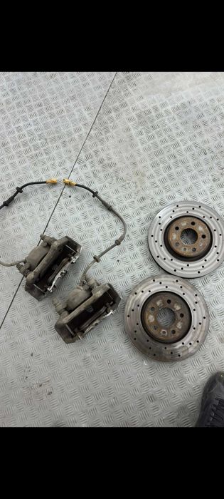 Дупчени спирачни дискове 320мм и апарати.