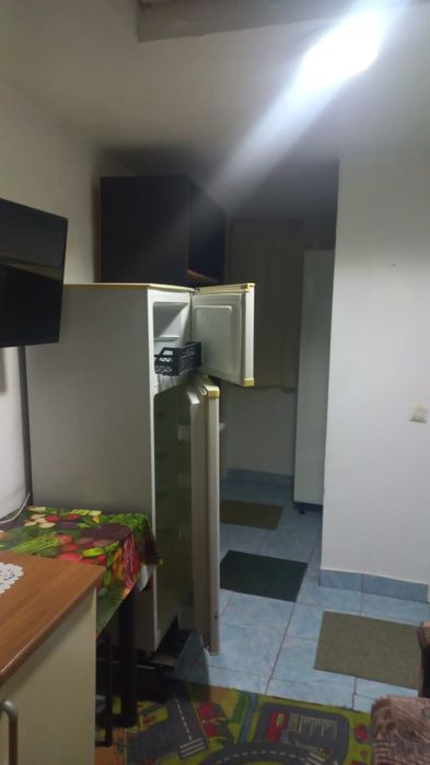 Închiriez  camera la curte  la etajul 1