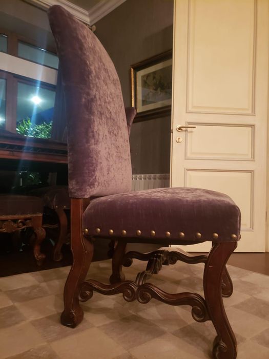 Стол и стулья очень дорогие