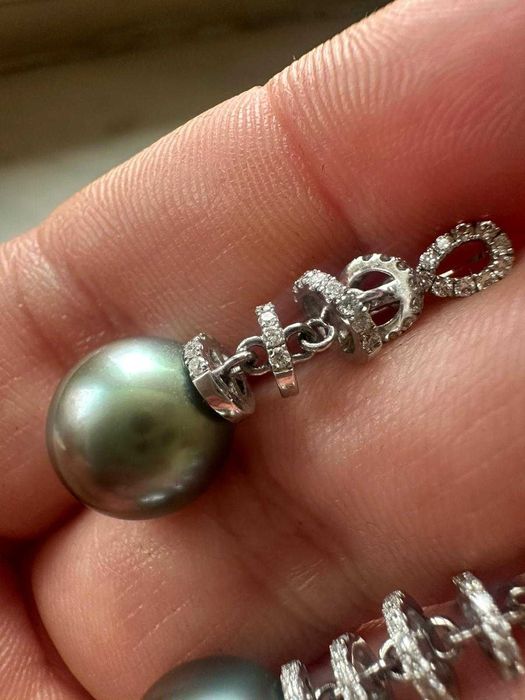 Pereche de cercei din aur alb, decorată cu diamante și perle Tahiti,