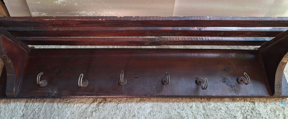 Дървена стенна закачалка