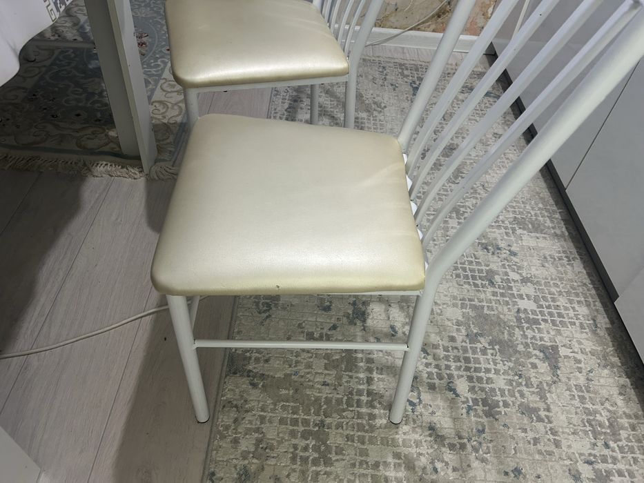 Стулья длЯ кухни, белого цвета,