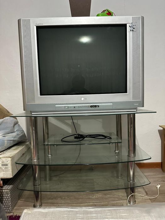 Продаеться телевизор LG вместе с поставкой