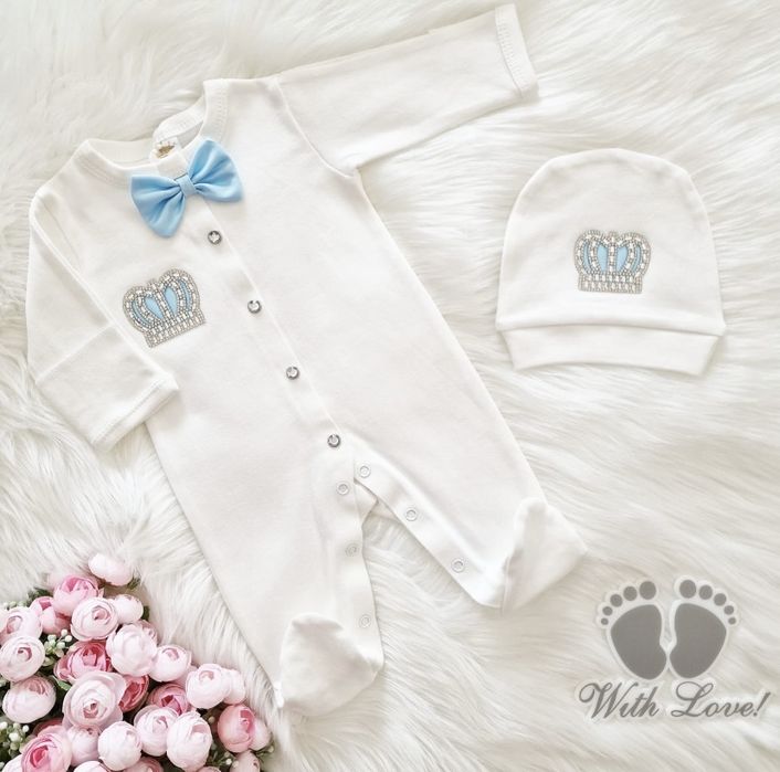 Новый конверт и одежда для новорождённых.