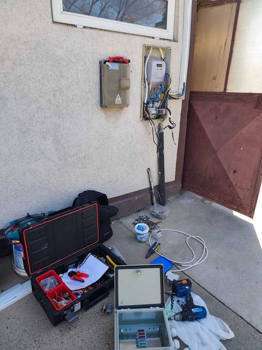 Electrician, ofer servicii profesionale în domeniul electric, de la automatizări și tablouri electrice până la instalații complete pentru locuințe