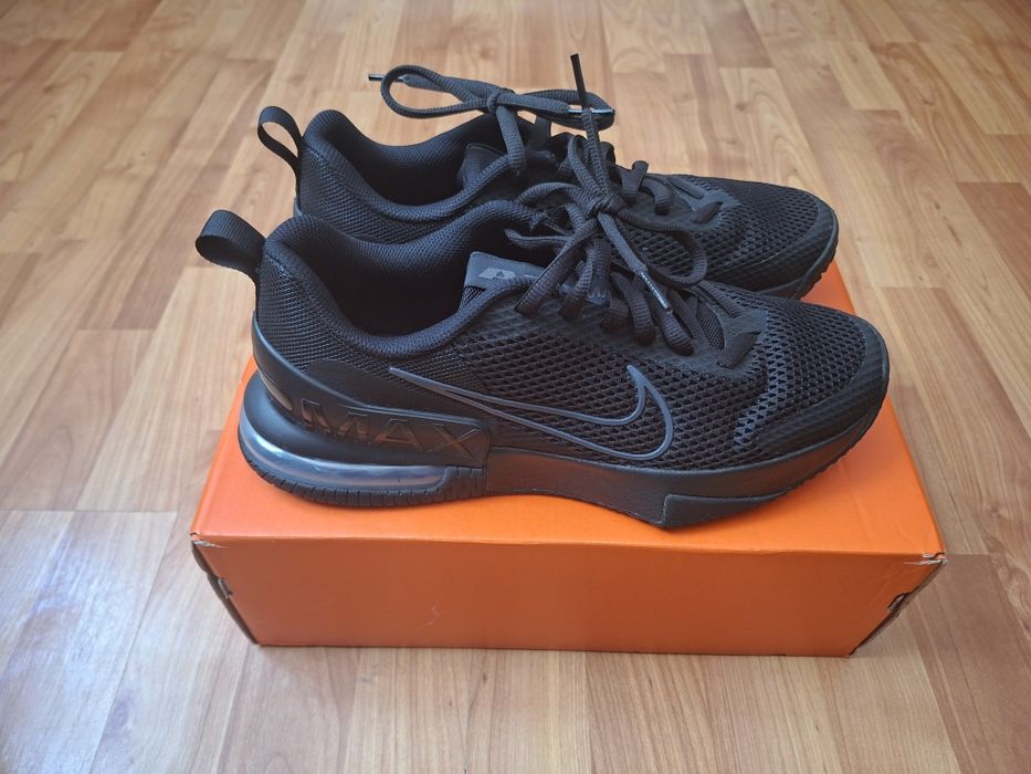 Vând adidași nike air max