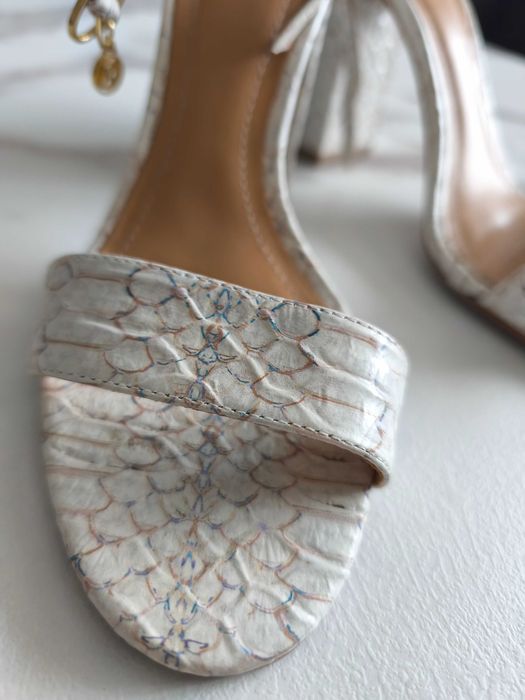 Сандал на висок ток