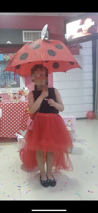 Червена поличка асиметрична