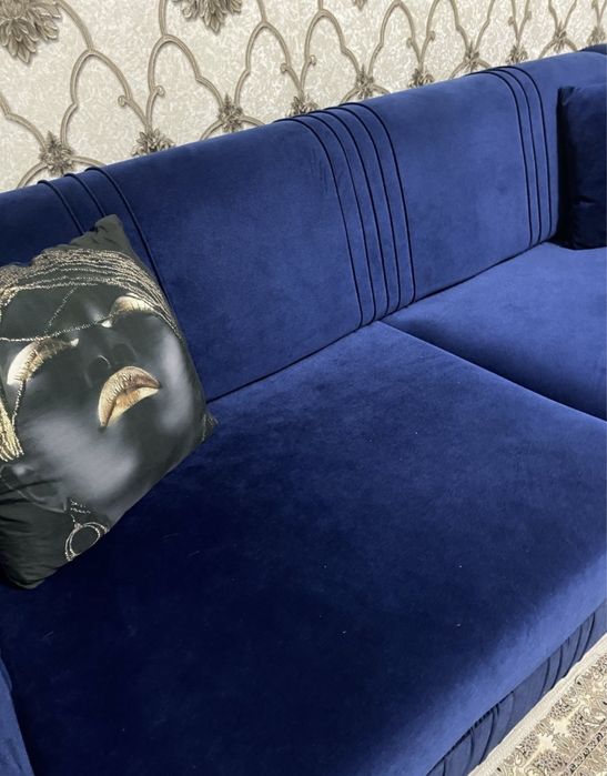 Диван с пуфиком.