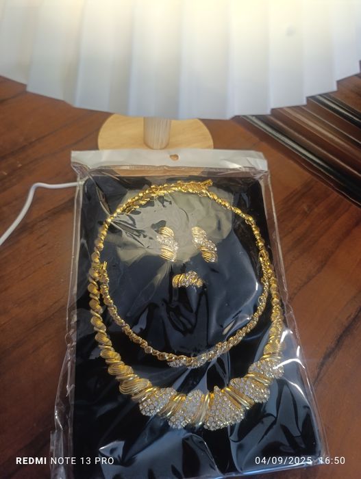 Shoxona 24 karat oltin bilan qoplangan ayollar taqinchoqlari