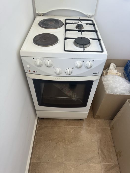 Готварска печка Gorenje в перфектно състояние , комбинирана с електрически и газови котлони и микровълнова фурна немска LIFETEC