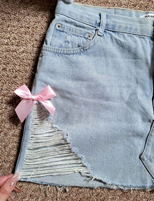 Fusta de blugi bleu pre-spălată, cu fundițe roz rupturi