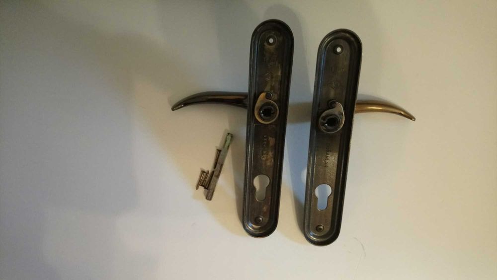 Два комплекта употребявани дръжки за врати със секретни брави