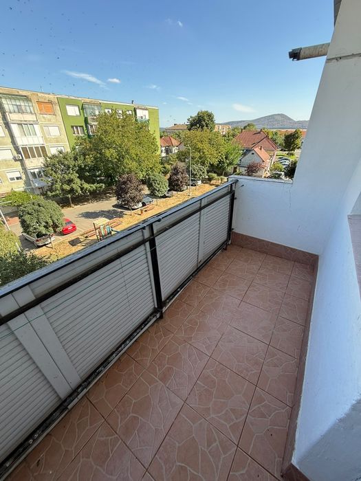 Vand apartament cu 3 camere în Ineu etajul 3
